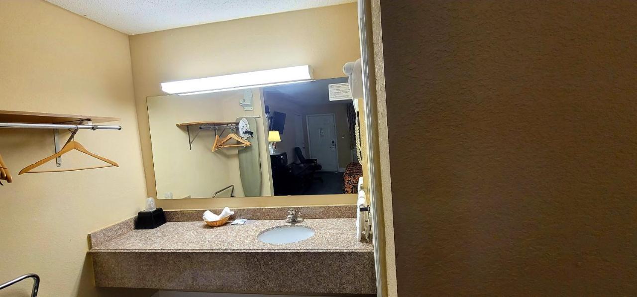 Regency Travel Inn Hayti Ngoại thất bức ảnh